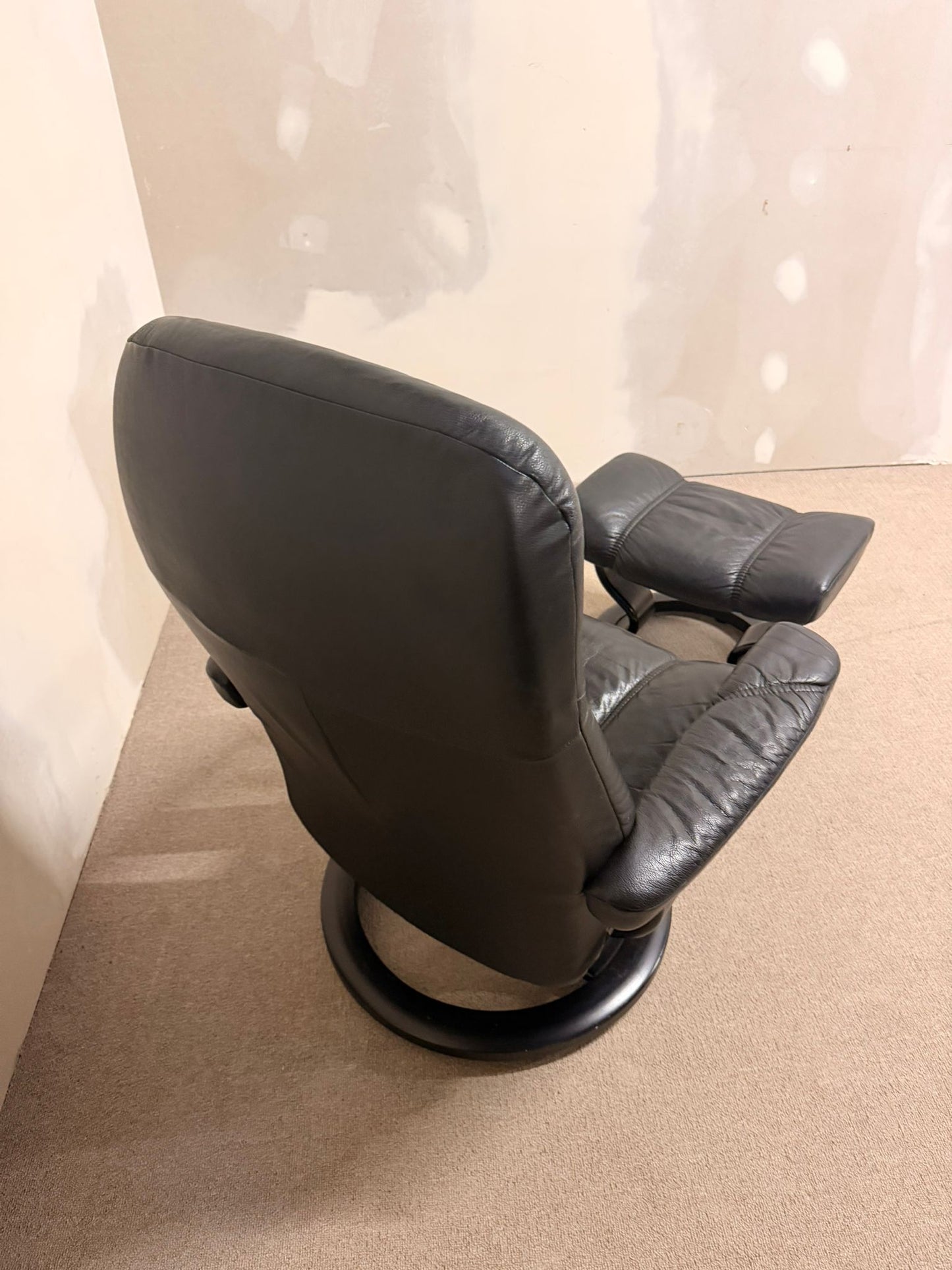 Stressless Consul Relaxsessel mit Hocker aus Leder, schwarz