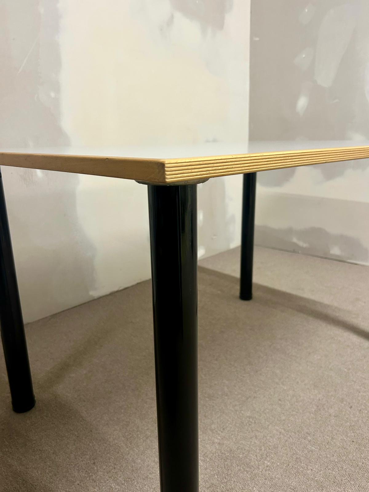 Tisch, Küchentisch mit weisser Tischplatte, schwarze Beine