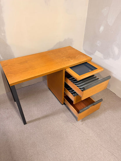 Vintage Schreibtisch mit Schubladen aus den 70er Jahre