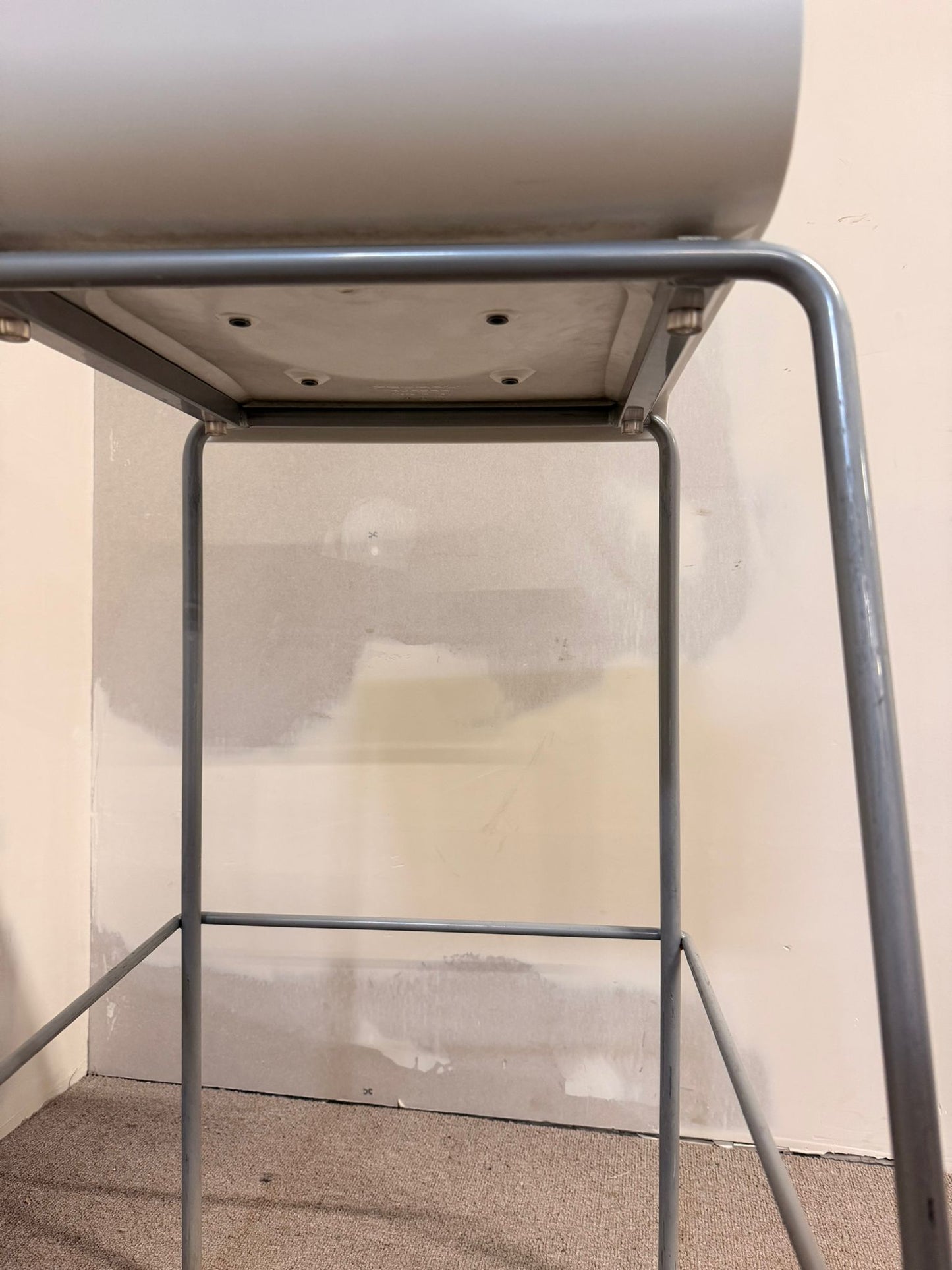 Weisser Barhocker mit Schalensitz und Metallgestell