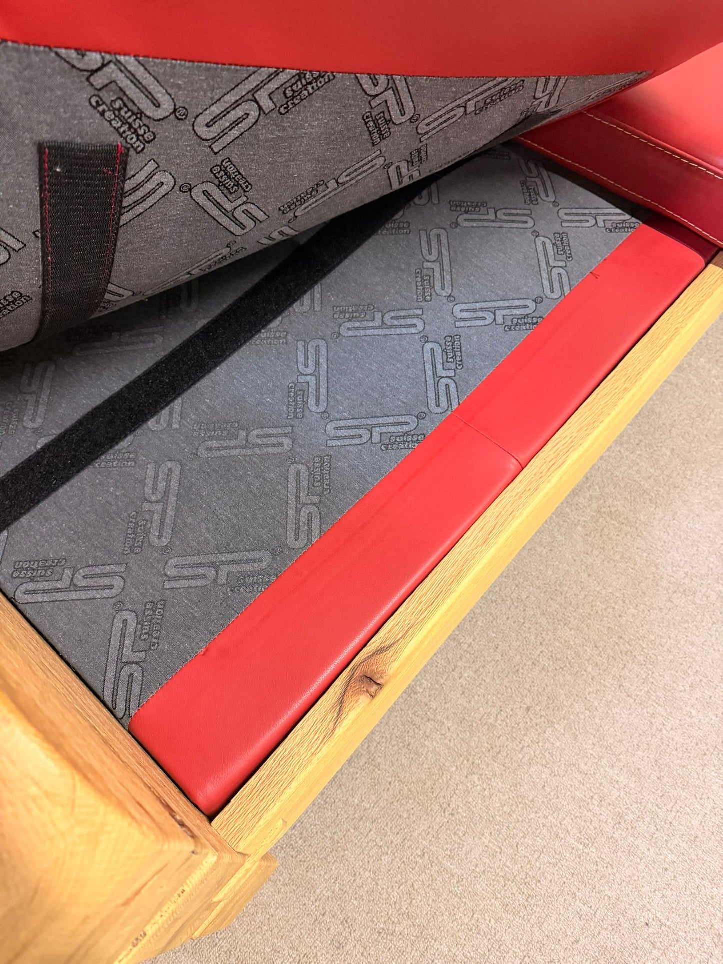 Massivholz Sofa rotes Leder Sprenger Möbel Schweiz