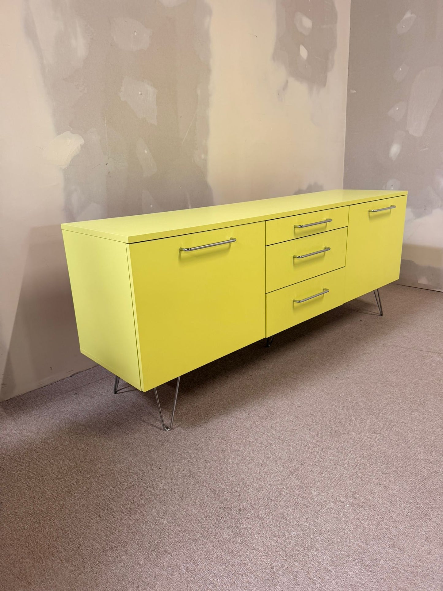 Modernes limettengrünes Sideboard Büffet im Retro Stil