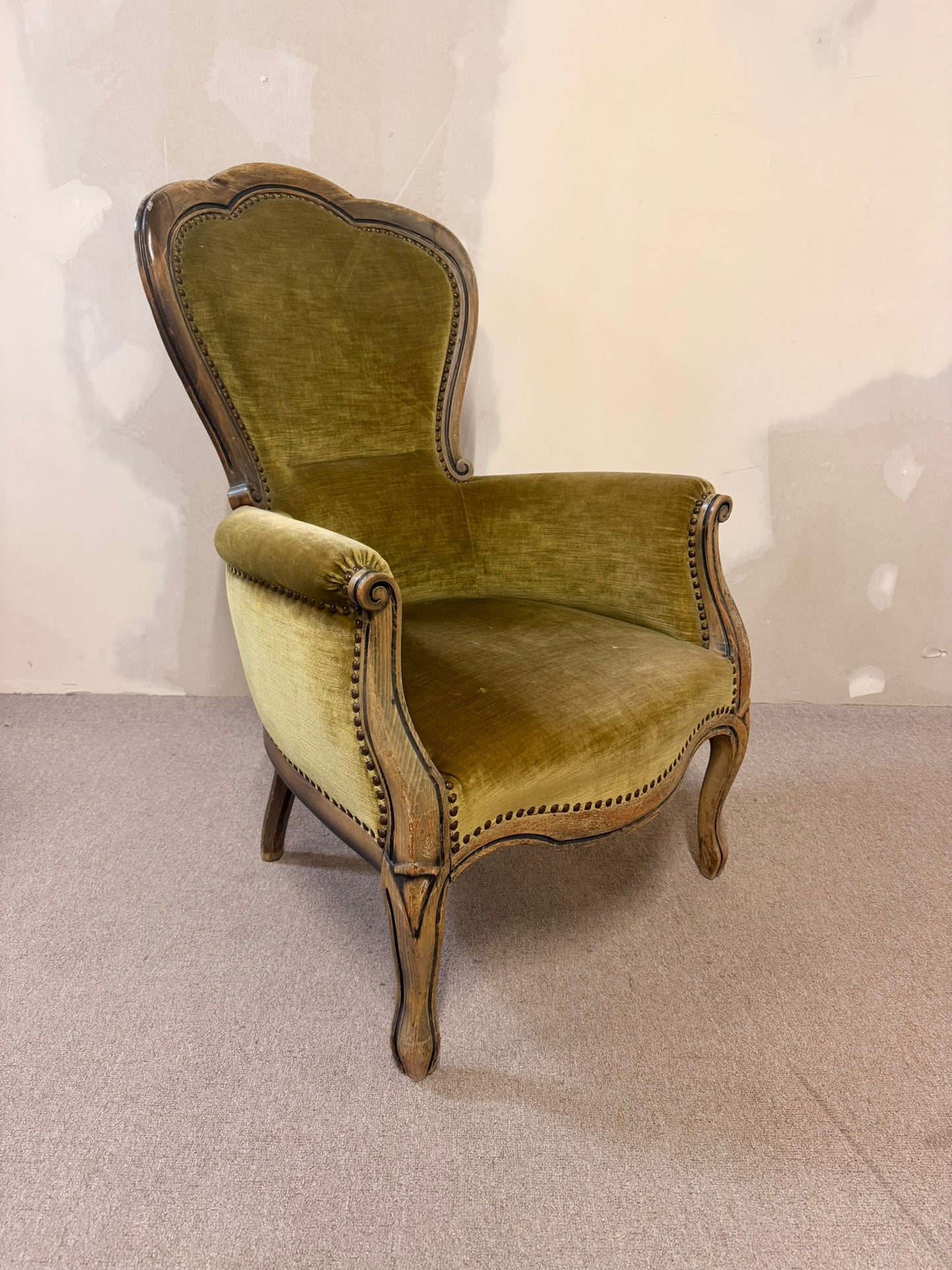 Antiker vintage Ohrensessel aus Samt und Holz aus den 70er