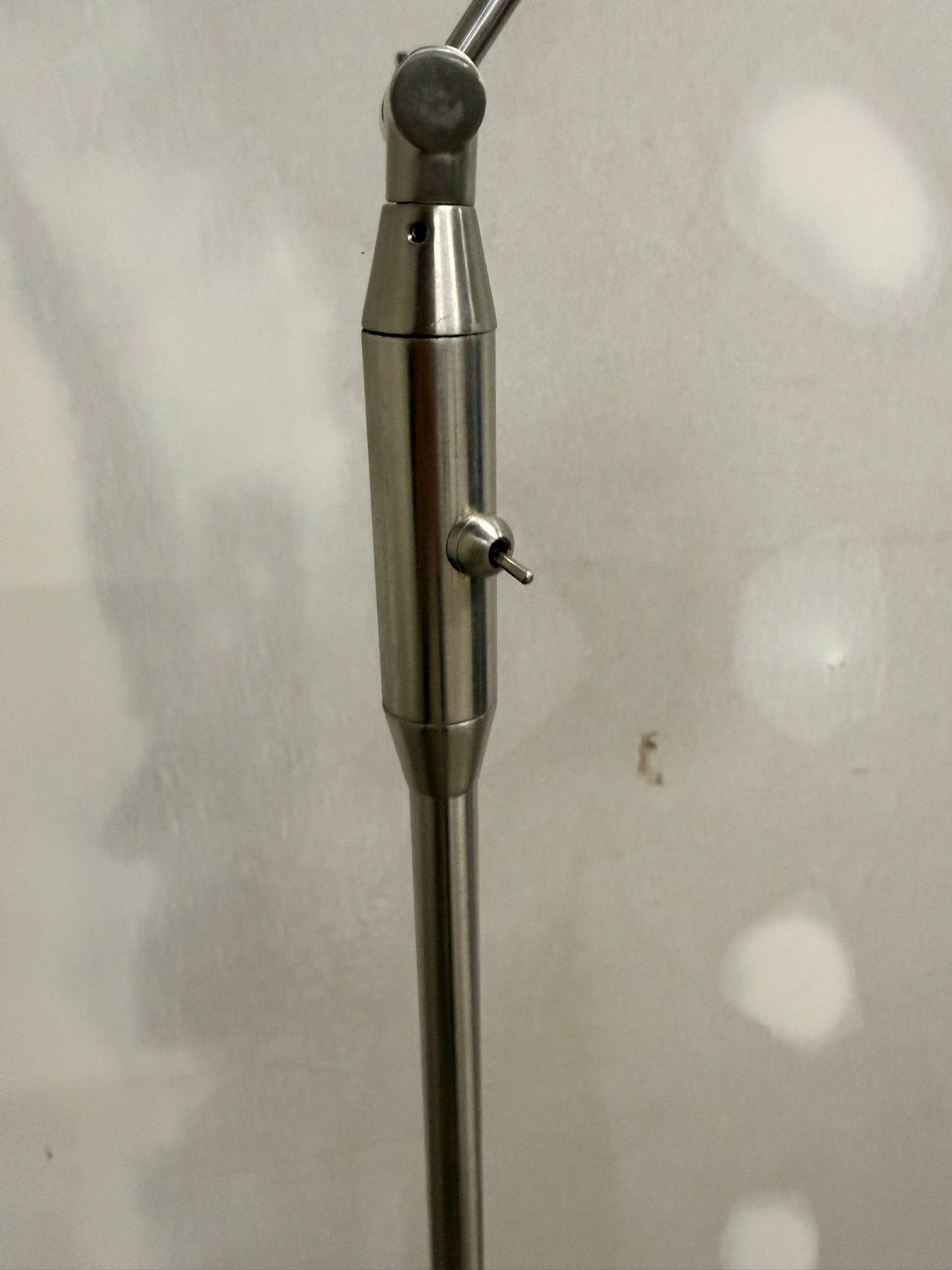 Filigrane Stehlampe Leseleuchte mit Schwenkarm, Edelstahl