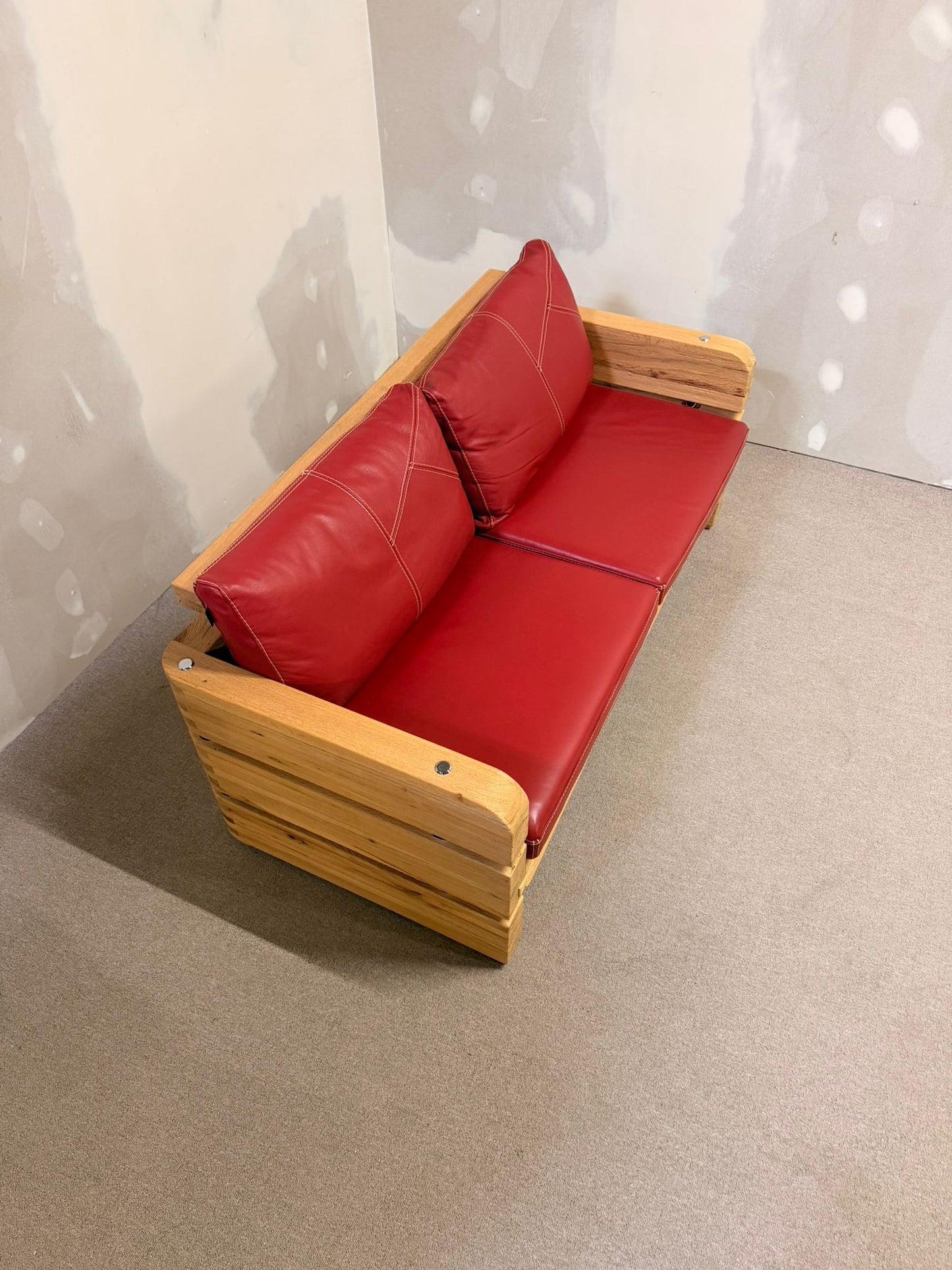 Massivholz Sofa rotes Leder Sprenger Möbel Schweiz