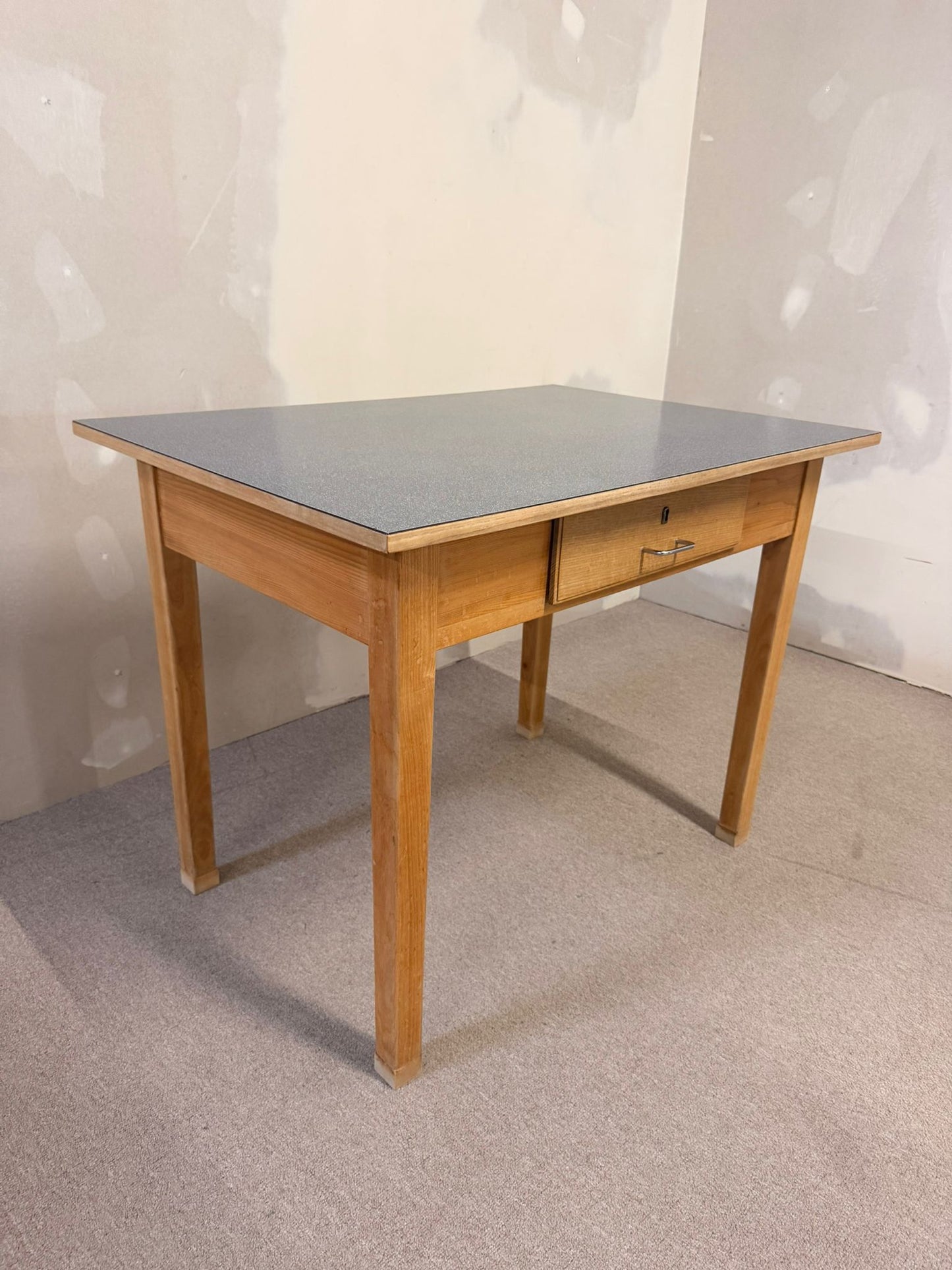 Robuster Vintage Tisch mit Schublade und Resopalplatte