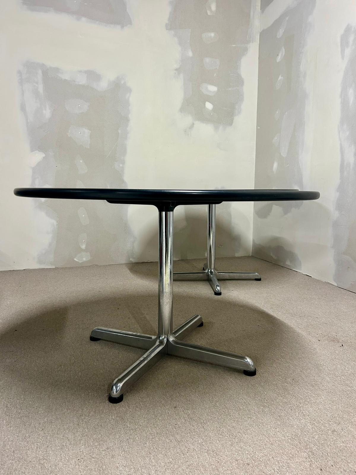 Runder Tisch mit weisser Platte + Chromfuss, Büro, 1x verf.