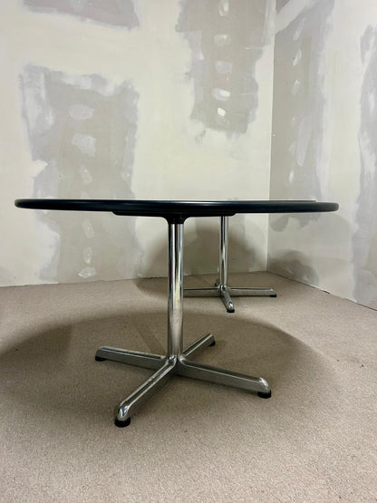 Runder Tisch mit weisser Platte + Chromfuss, Büro, 1x verf.