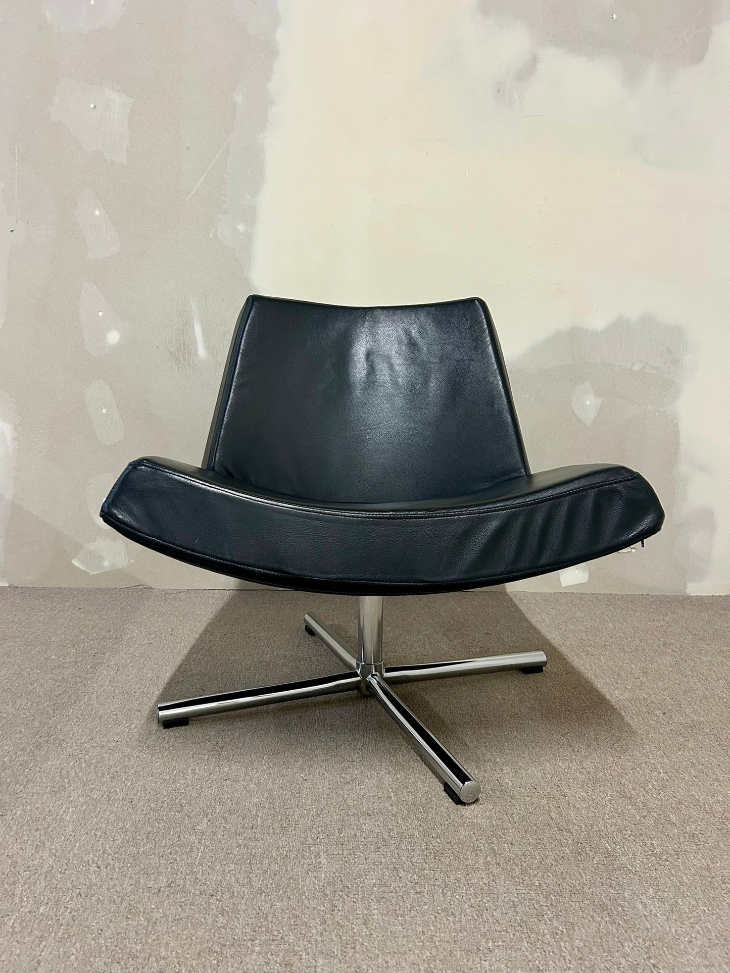 Designer Drehsessel aus Leder, schwarz, Loungesessel, Sessel