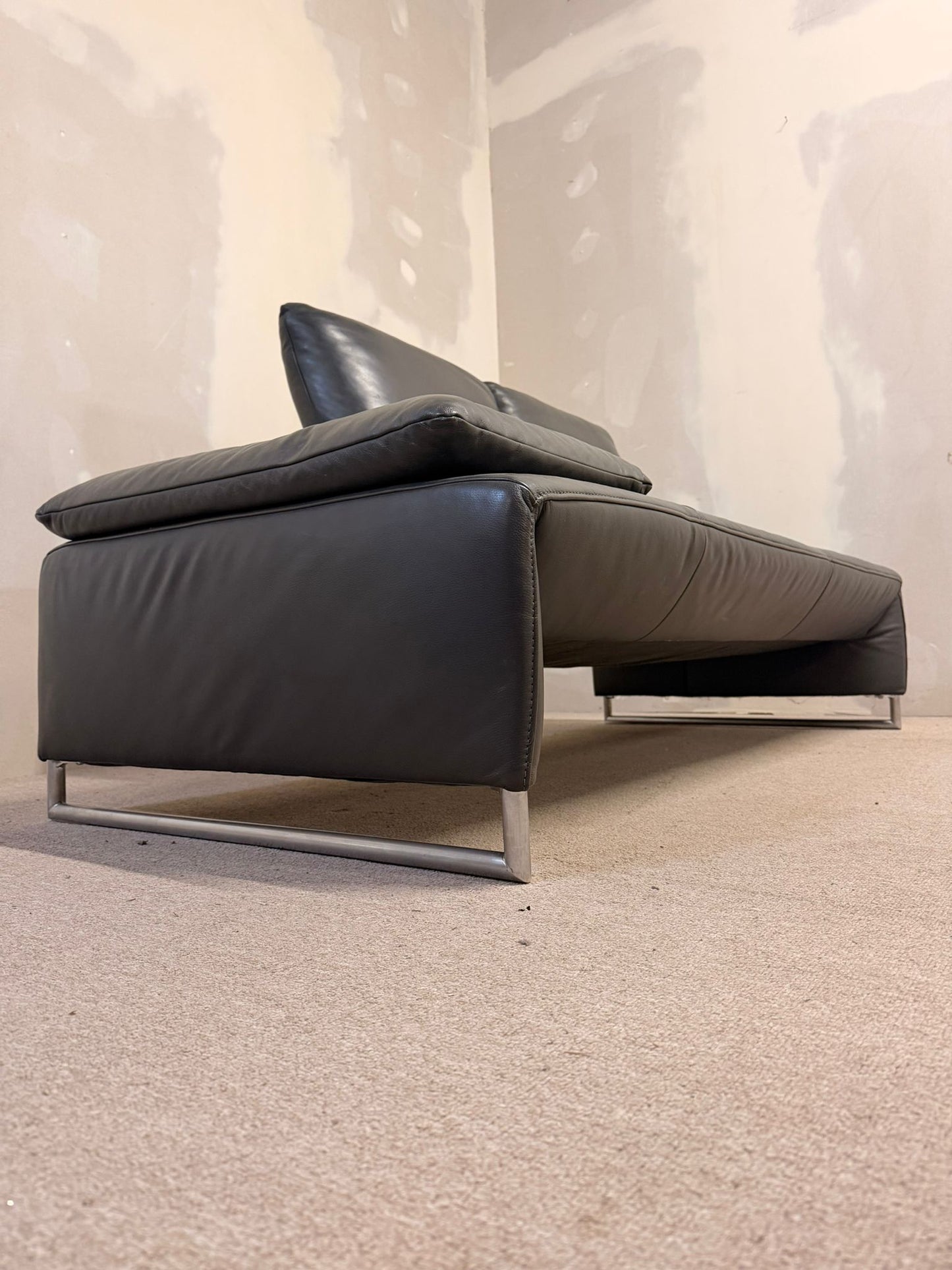 Koinor 2er Designersofa Ramon aus  Leder Grau, Metallfüsse