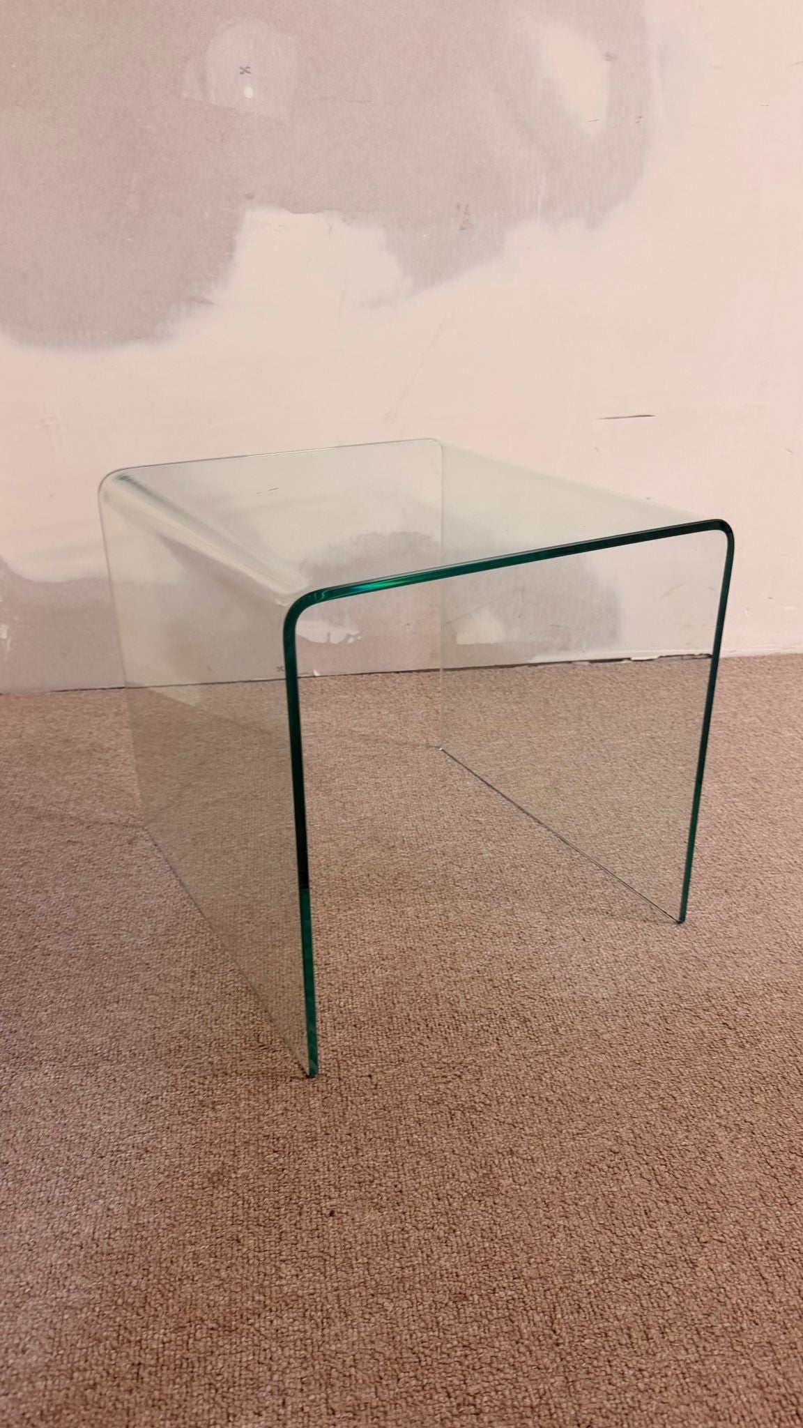 Eleganter Beistelltisch aus hochwertigem, gebogenem Sicherheitsglas