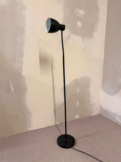 Schwarze Stehlampe im Bauhaus Stil verstellbar
