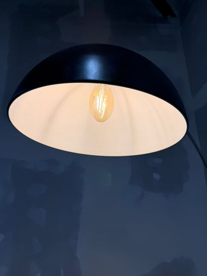 Bogenlampe mit Marmorfuss und schwarzem Lampenschirm
