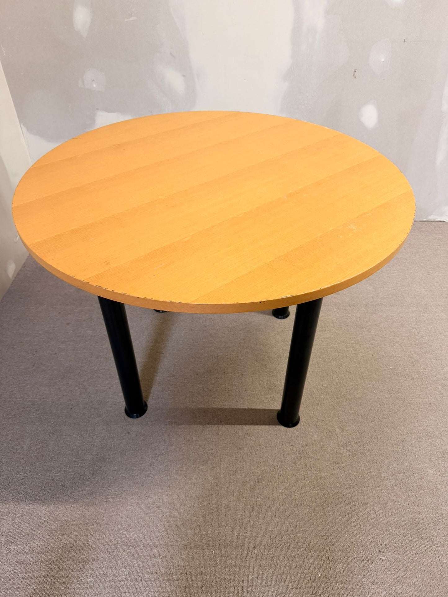 Stabiler runder Holz Tisch mit schwarzen Metallbeinen