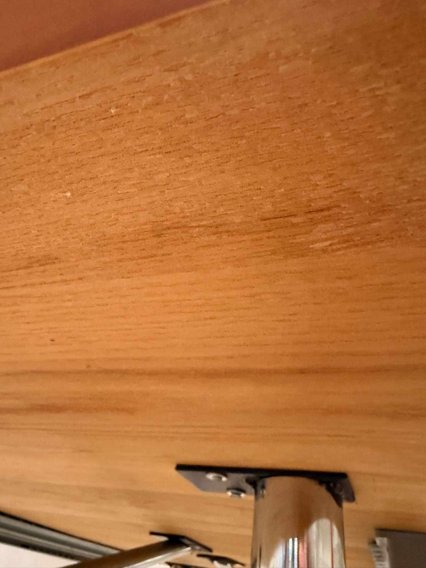 Esstisch aus Buche mit Metallfüssen und Ausziehfunktion