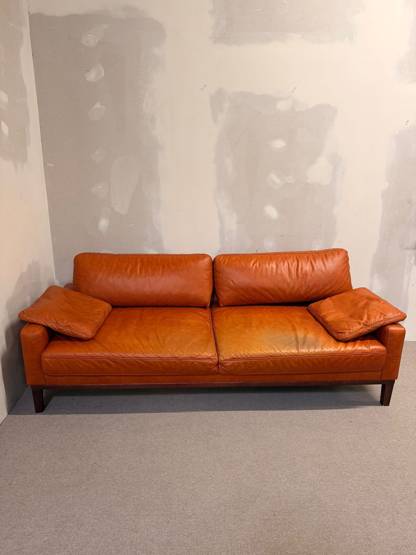3-Sitzer Sofa aus Leder in Cognacfarbe und Holzfüsse