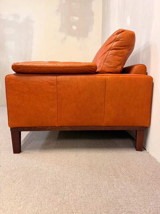 3-Sitzer Sofa aus Leder in Cognacfarbe und Holzfüsse