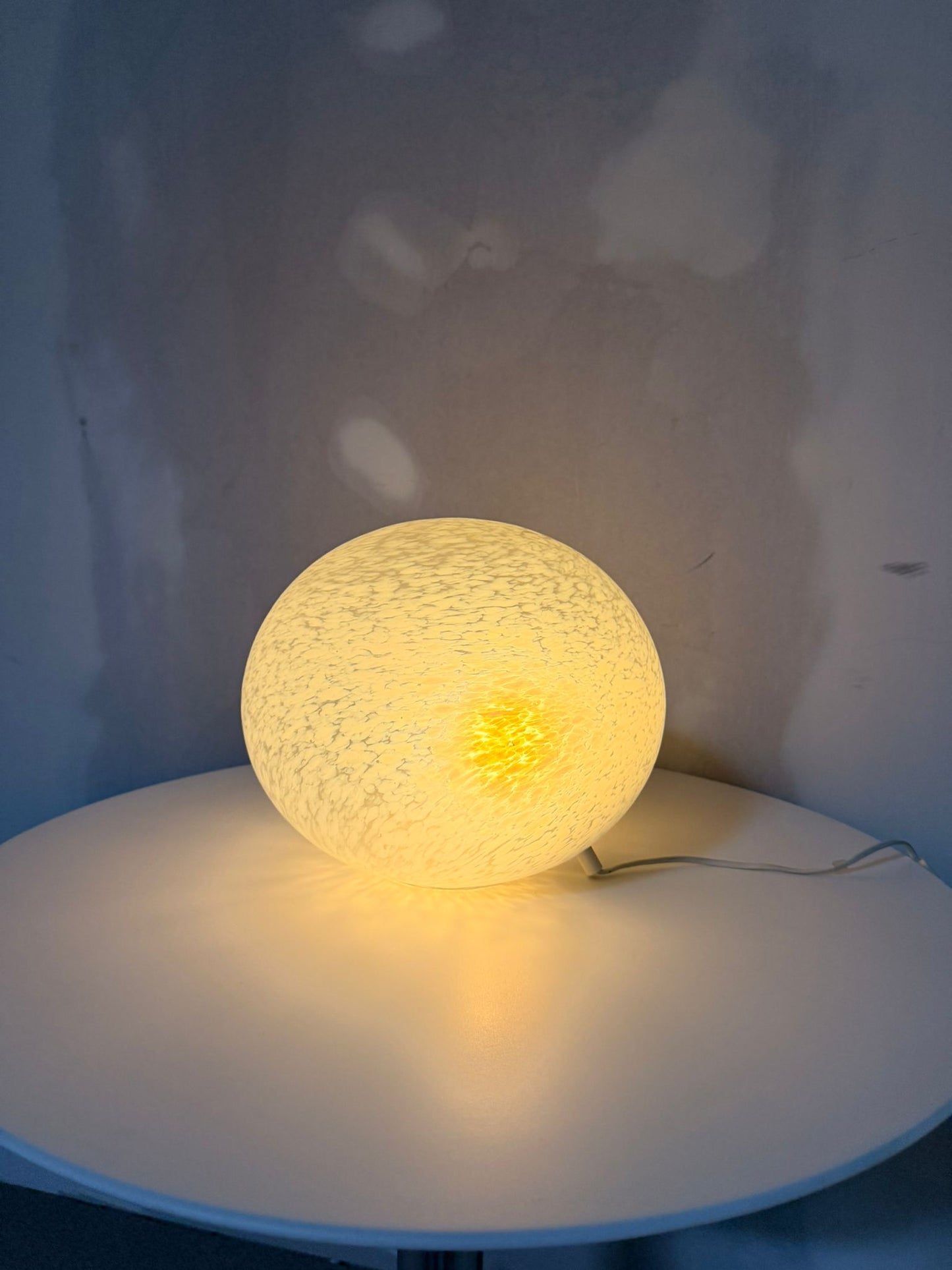 Italienische Caillou-Lampe weisses gesprenkeltes Glas 80`s