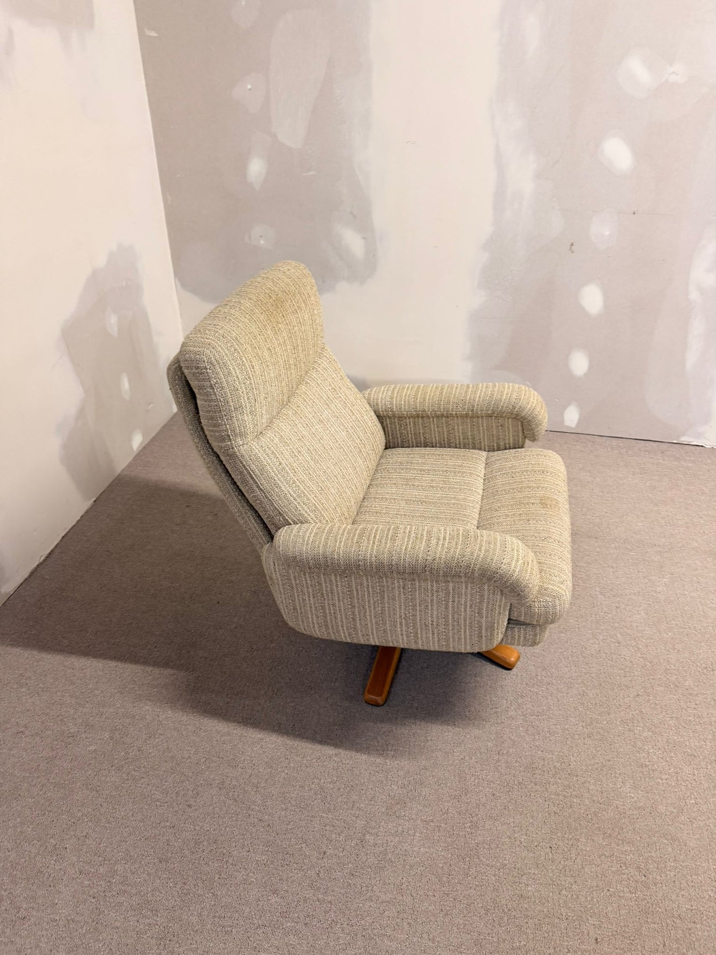 Dänischer Mid Century Sessel mit Strukturstoffbezug, retro
