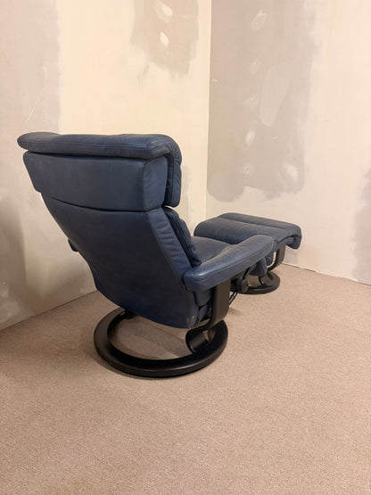 Ledersessel Relaxsessel von Stressless + Ottoman (L) in blau