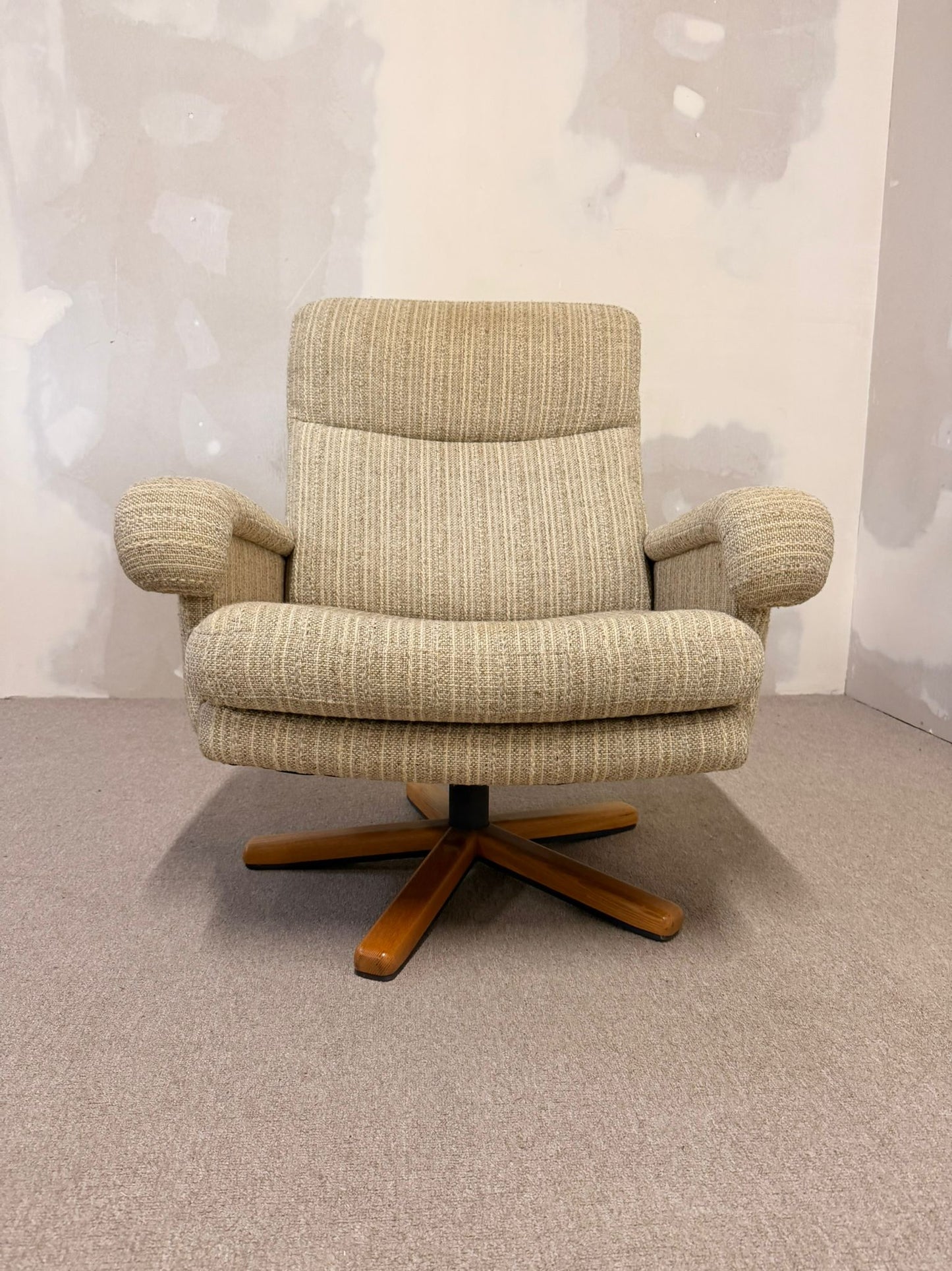 Dänischer Mid Century Sessel mit Strukturstoffbezug, retro