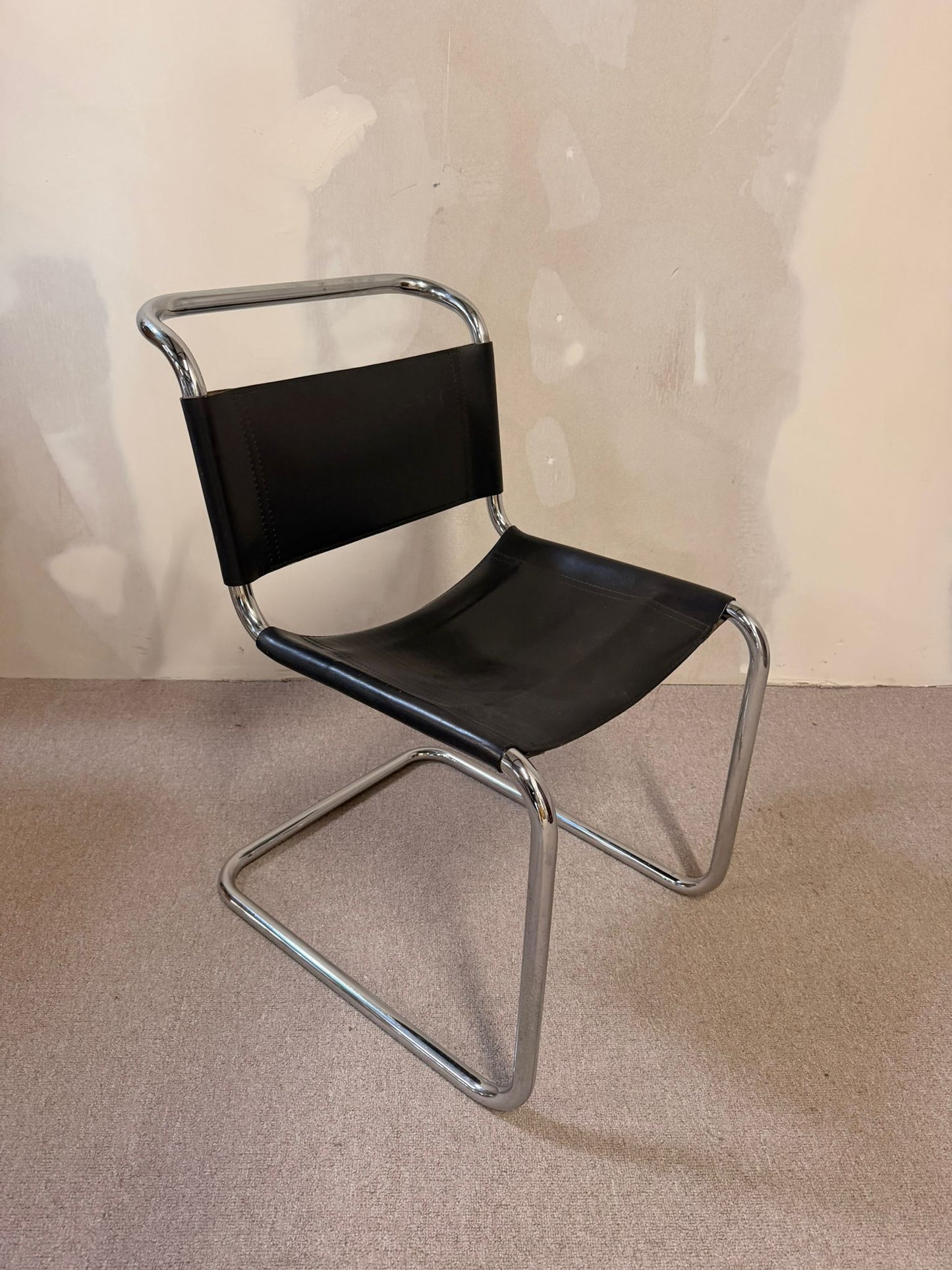 Freischwinger aus Leder mit Chromgestell im Bauhaus Stil