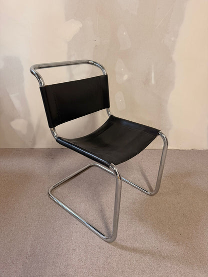 Freischwinger aus Leder mit Chromgestell im Bauhaus Stil
