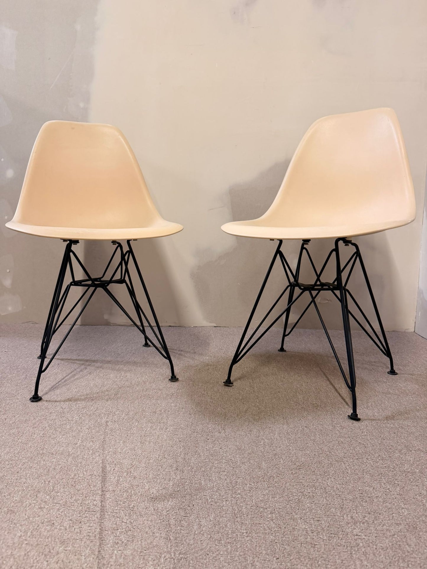 Design Schalenstuhl beige ähnlich wie Vitra Eames