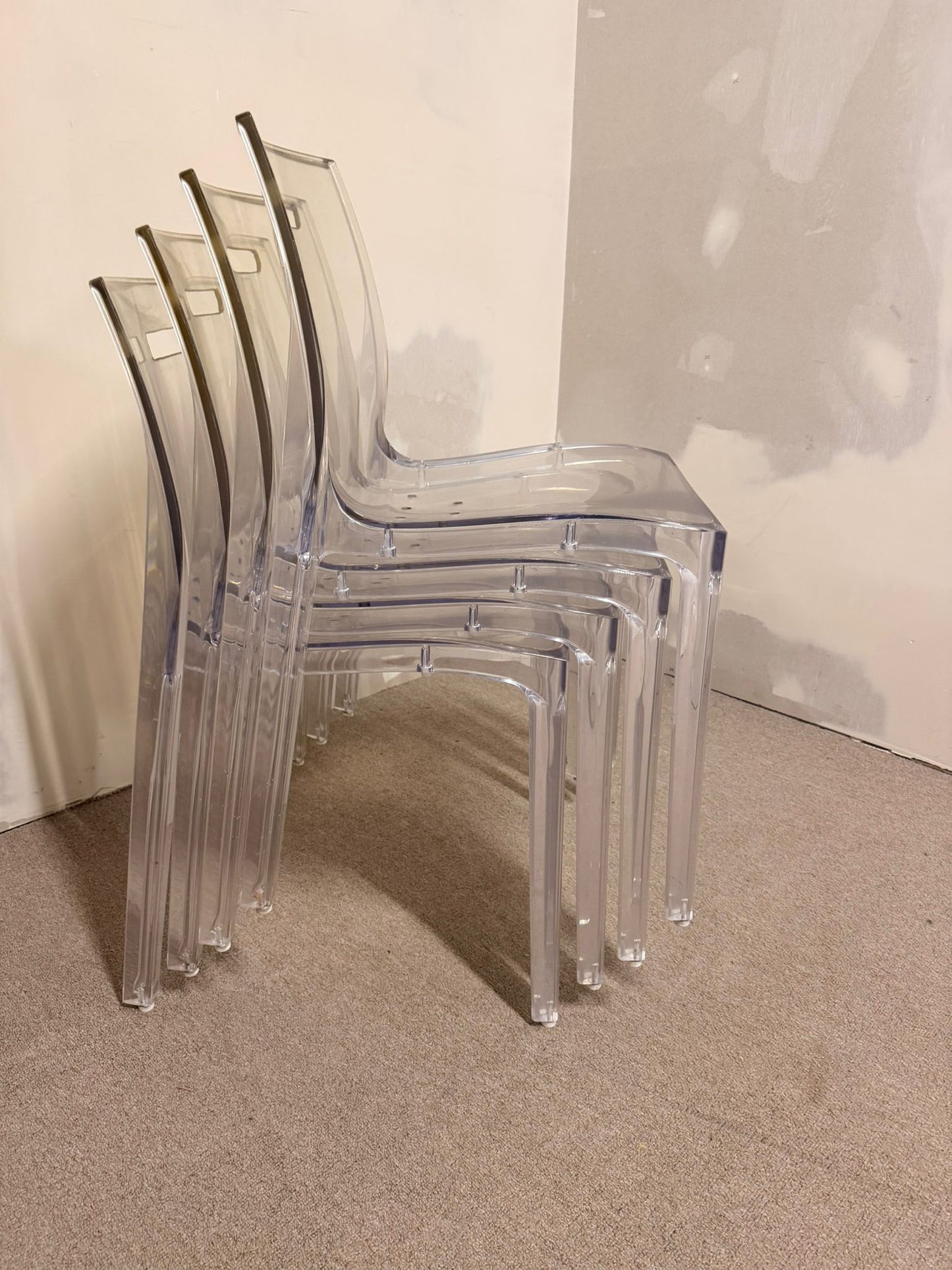 Designer Stühle aus Acrylglas, transparent und stapelbar