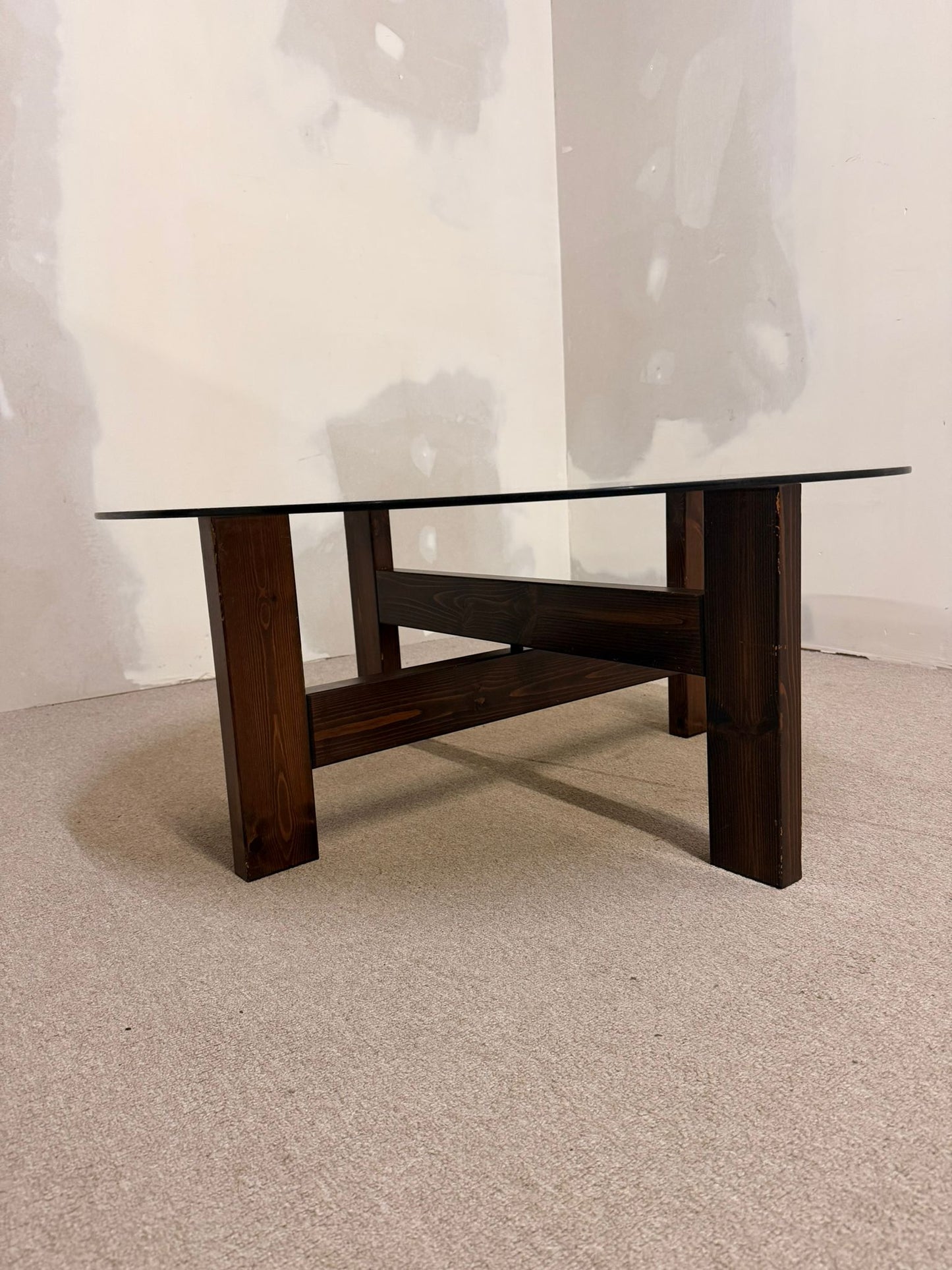 Couchtisch, 1970er Jahre Rauchglas und dunkles Holzgestell