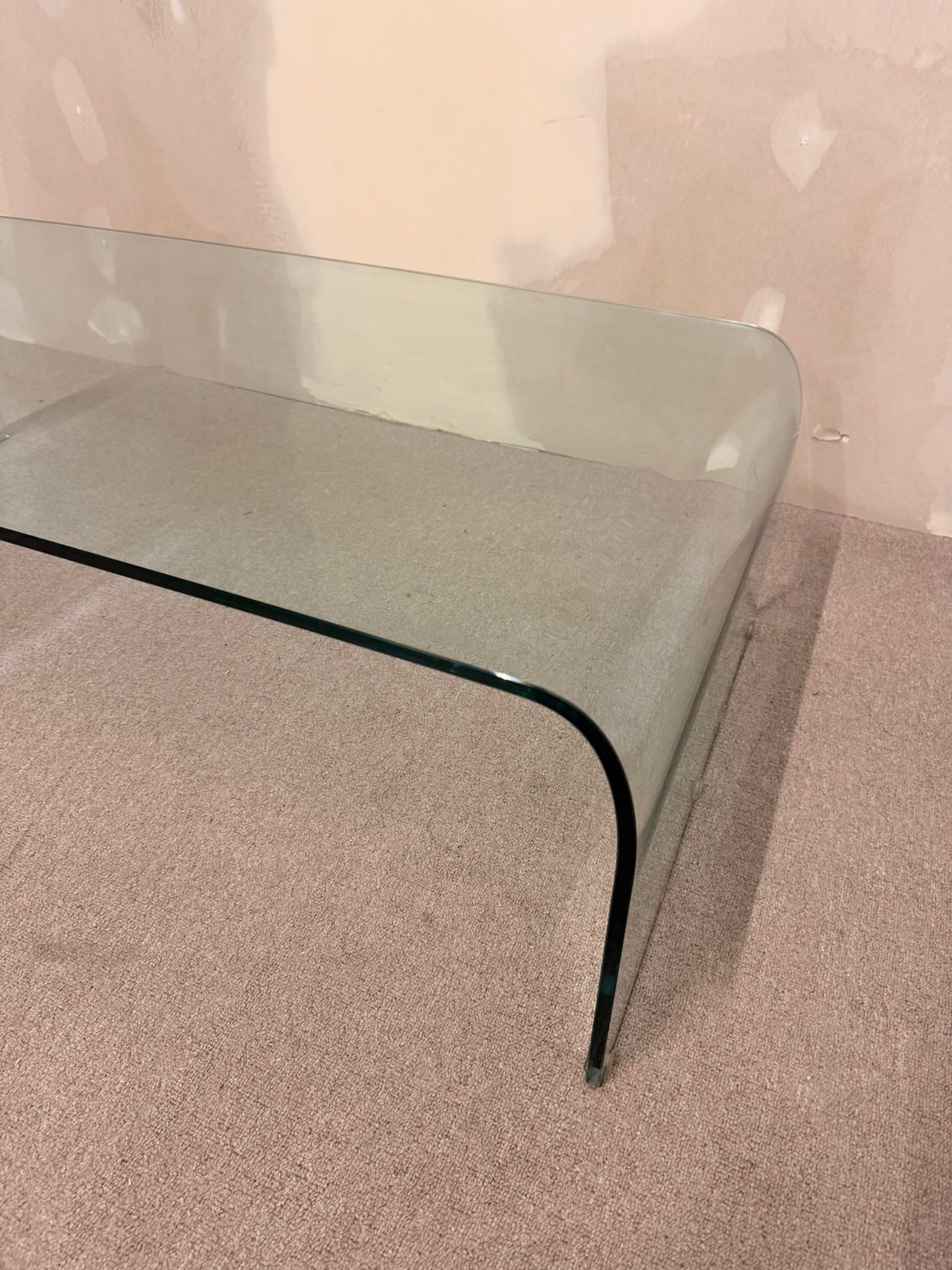 Minimalistischer Mid Century Glastisch, gebogener Glasplatte