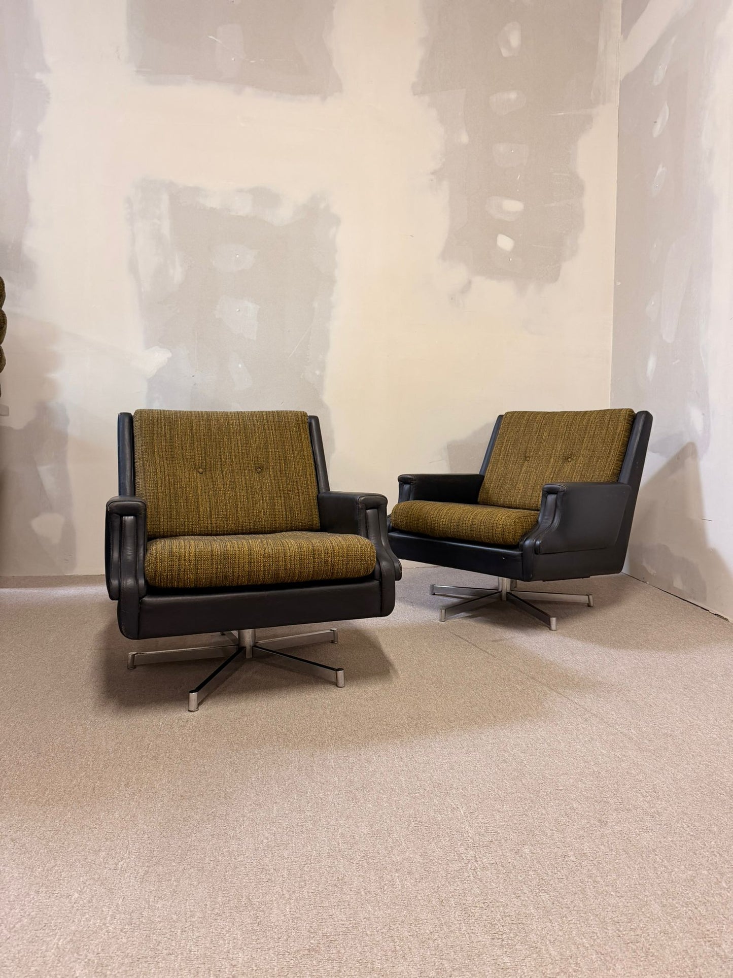 Edle Vintage Club Sessel mit drehbarem Metallfuss 70`s