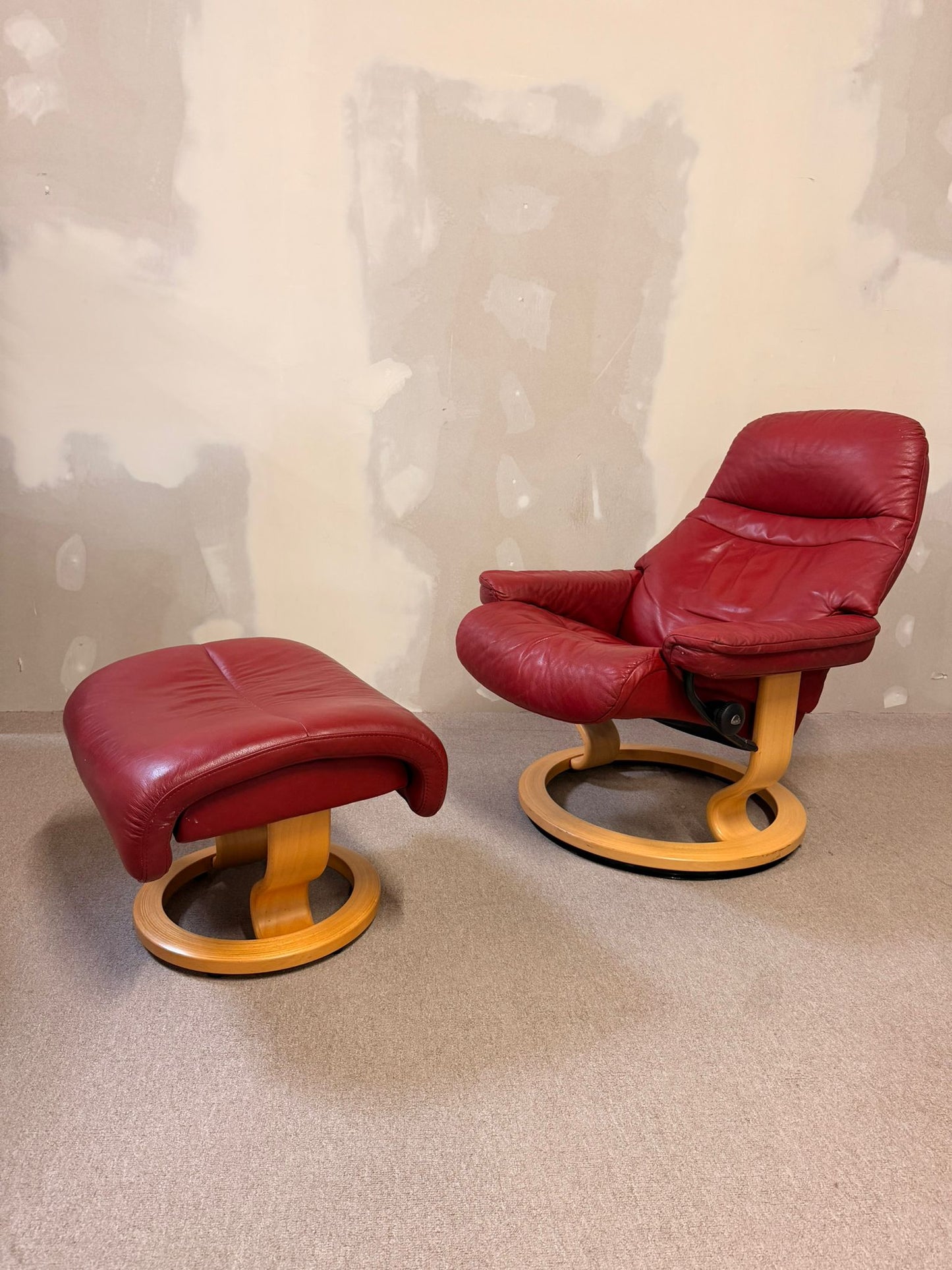 Drehbarer Stressless Sessel aus Leder mit Hocker rot (S/M)