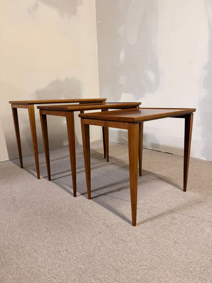 Satztische aus Teak, skandinavisches Design der 60er Jahre
