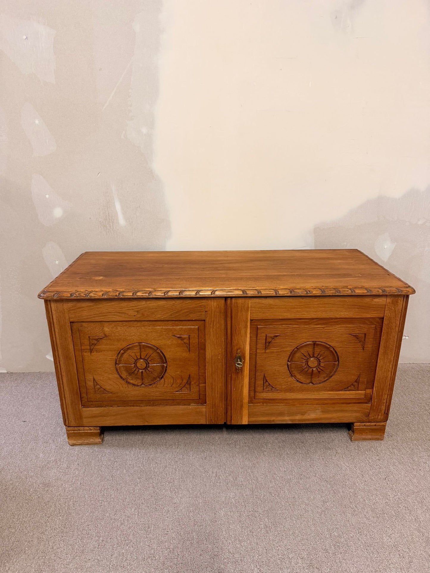 Rustikale vintage Truhe/Kommode aus Holz mit Schlüssel