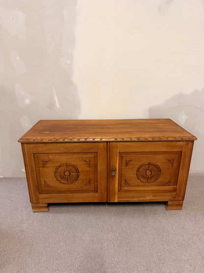 Rustikale vintage Truhe/Kommode aus Holz mit Schlüssel