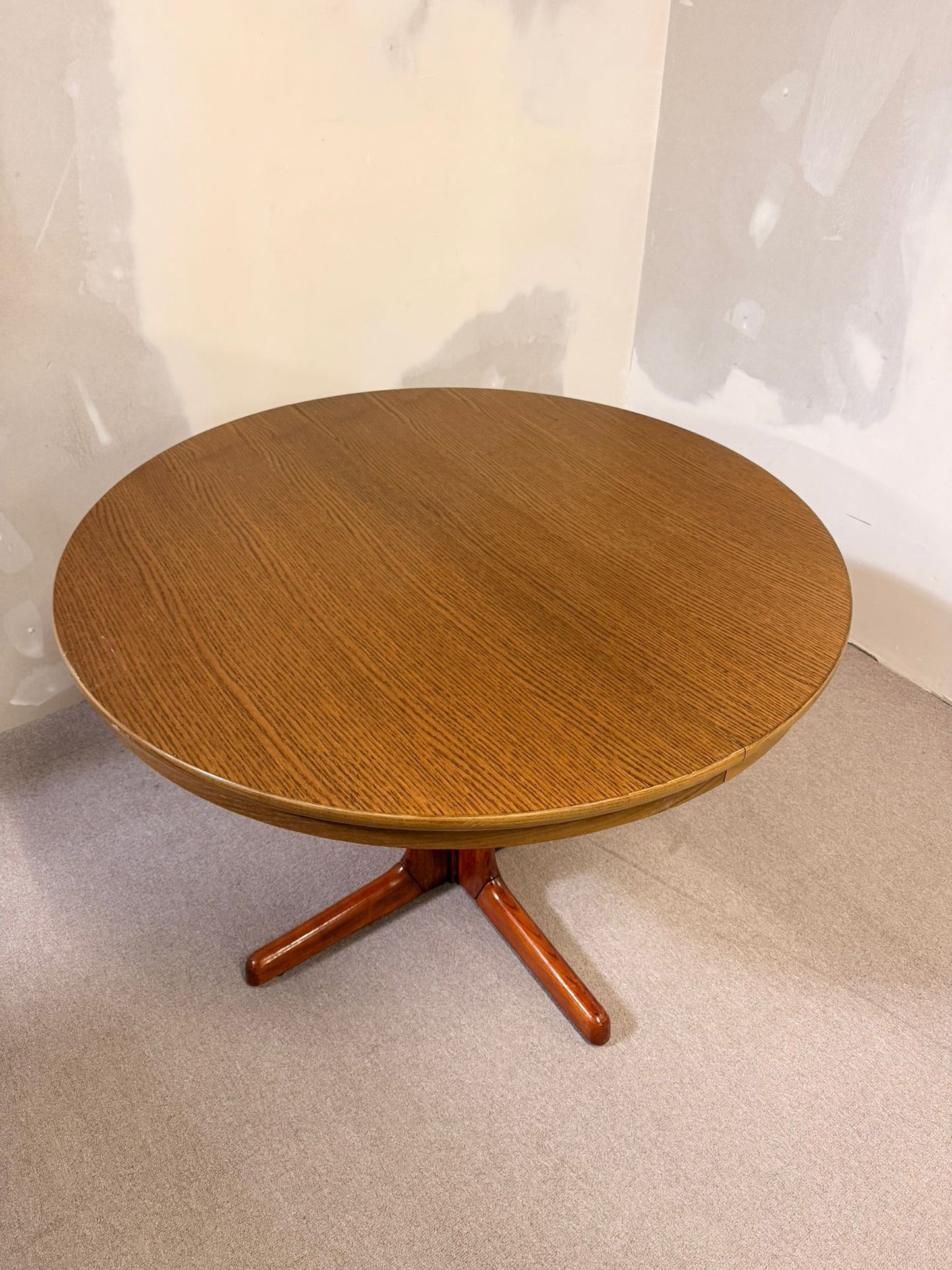 Runder ausziehbarer Mid-Century Esstisch, Dänisches Design