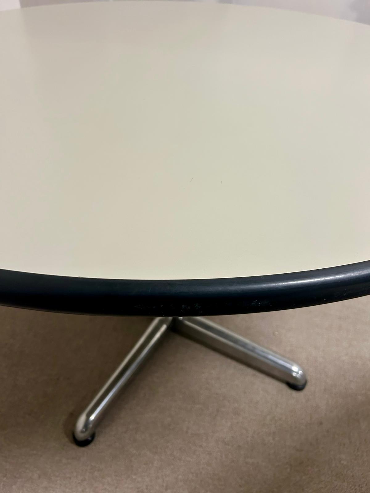Runder Tisch mit weisser Platte + Chromfuss, Büro, 1x verf.