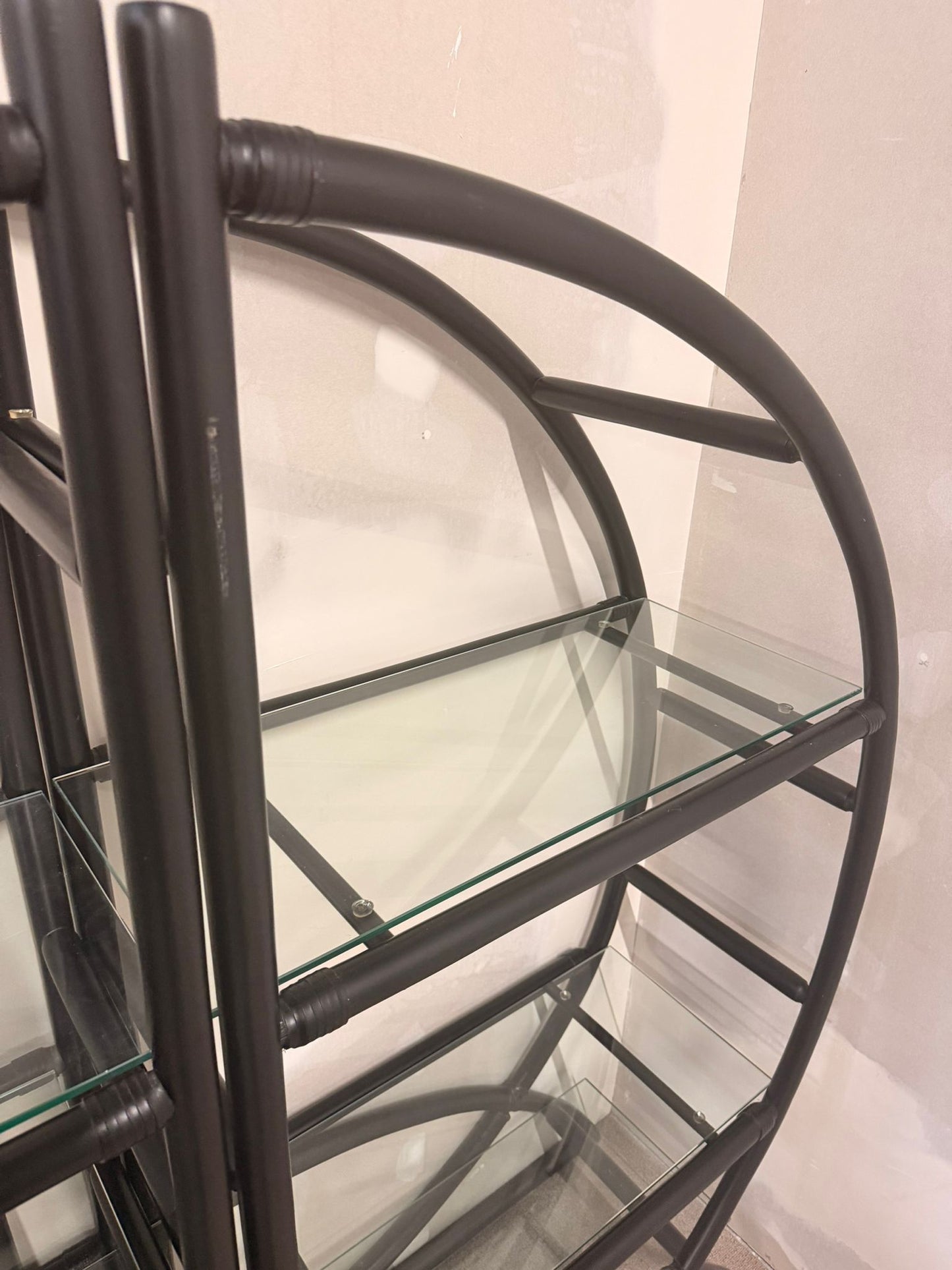 Vintage Designer Raumteiler aus Rattan, Bambusregal mit Glas