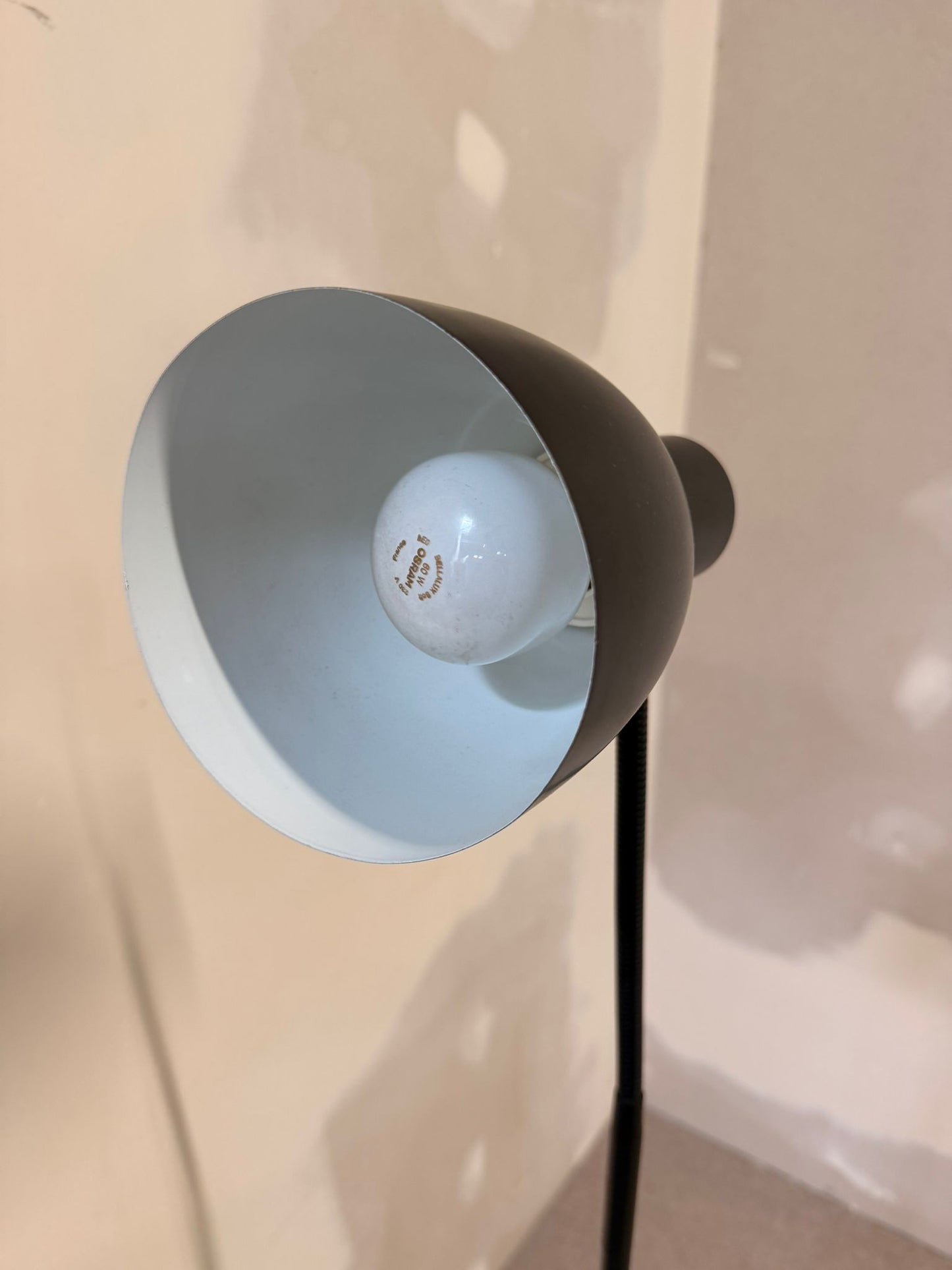 Schwarze Stehlampe im Bauhaus Stil verstellbar