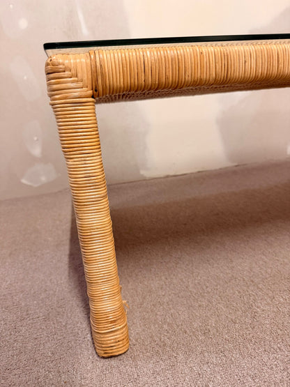 Rattan Couchtisch im Coastal Stil mit Glasplatte