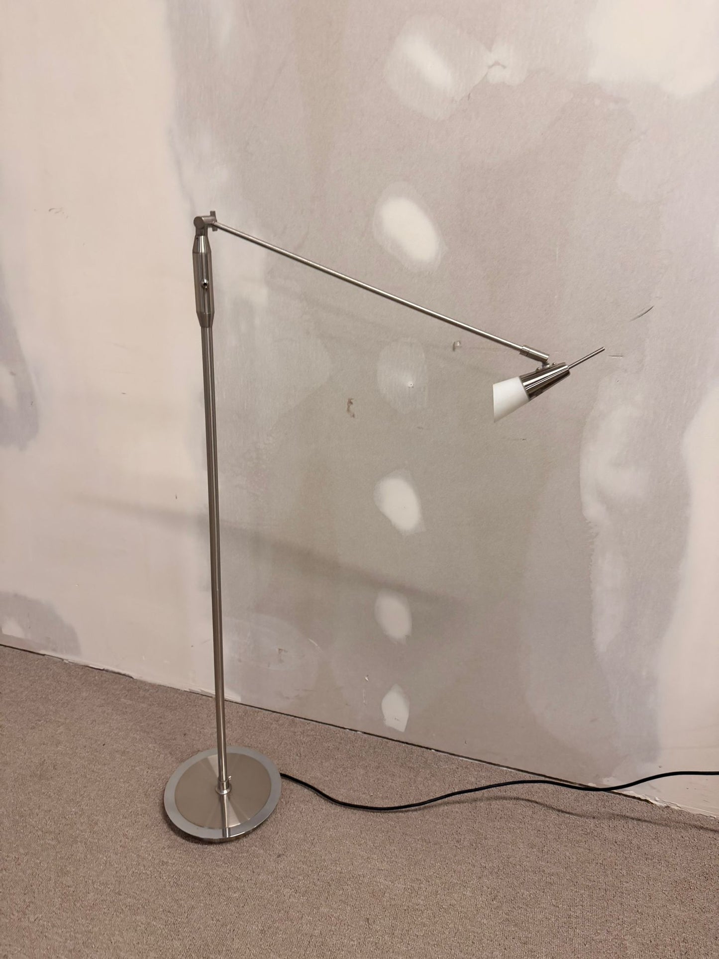 Filigrane Stehlampe Leseleuchte mit Schwenkarm, Edelstahl