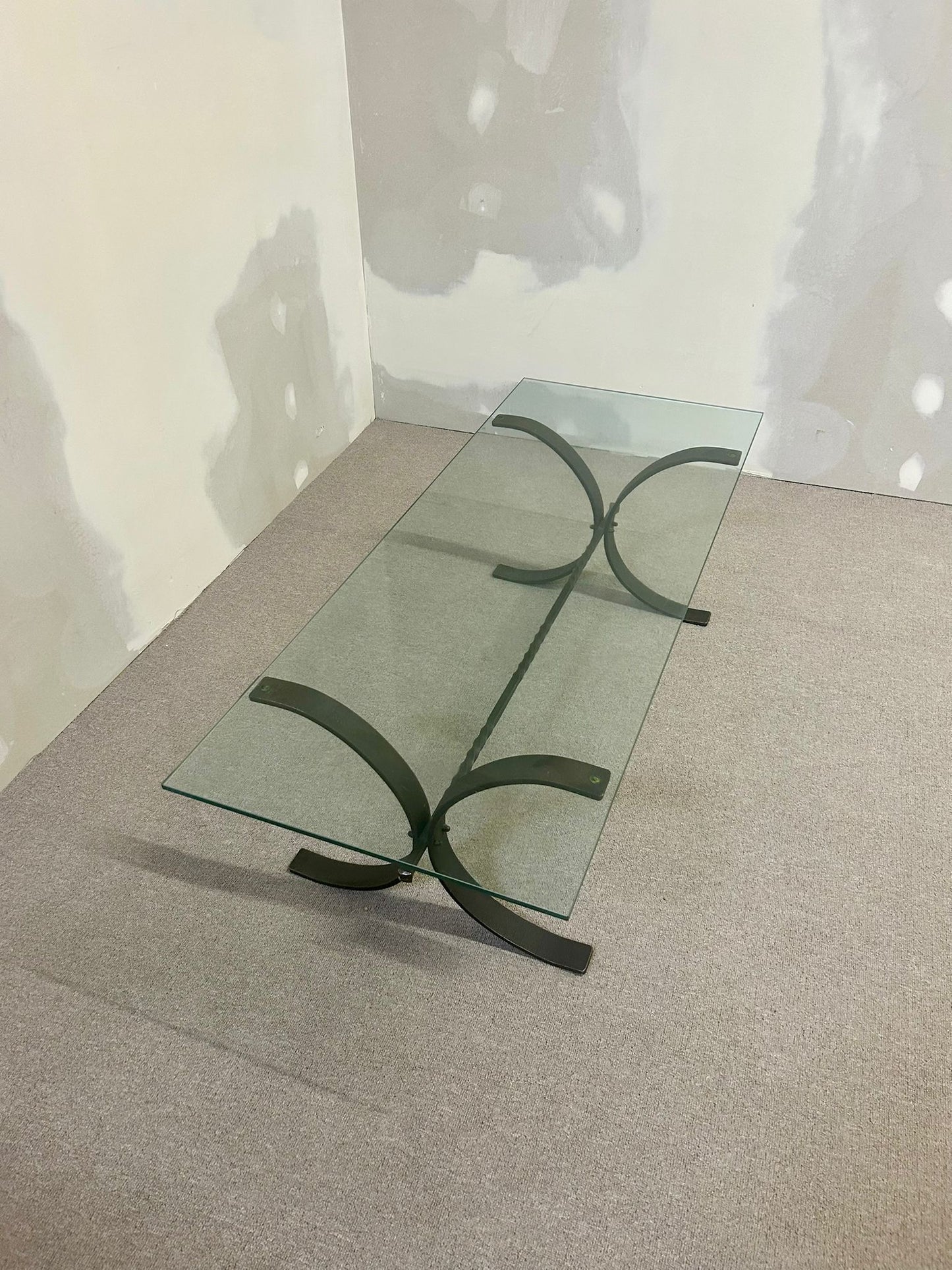 Eleganter Glastisch mit Gusseisen Fussgestell