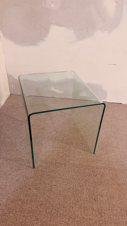 Eleganter Beistelltisch aus hochwertigem, gebogenem Sicherheitsglas