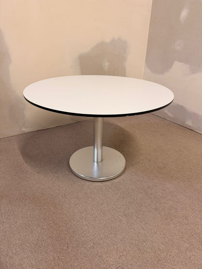 Runder Couchtisch mit Metallsockel im Tulip Stil