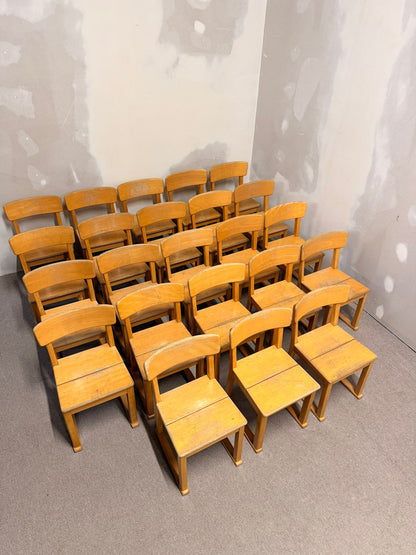Stabile Kinderstühle aus Holz, ideal für Kindergarten/Krippe