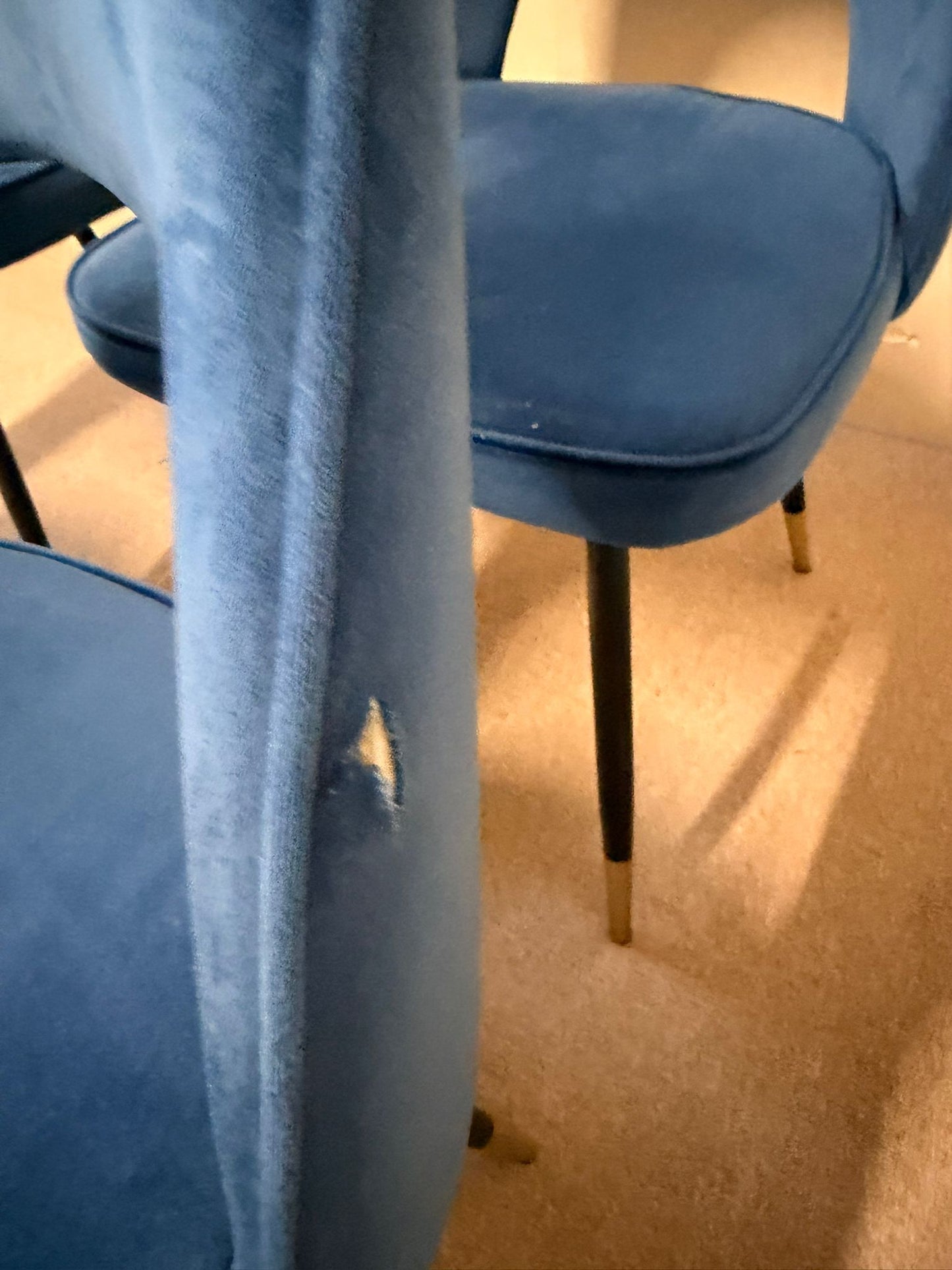 Moderne gepolsterte Esszimmerstühle mit blauem Samtstoff