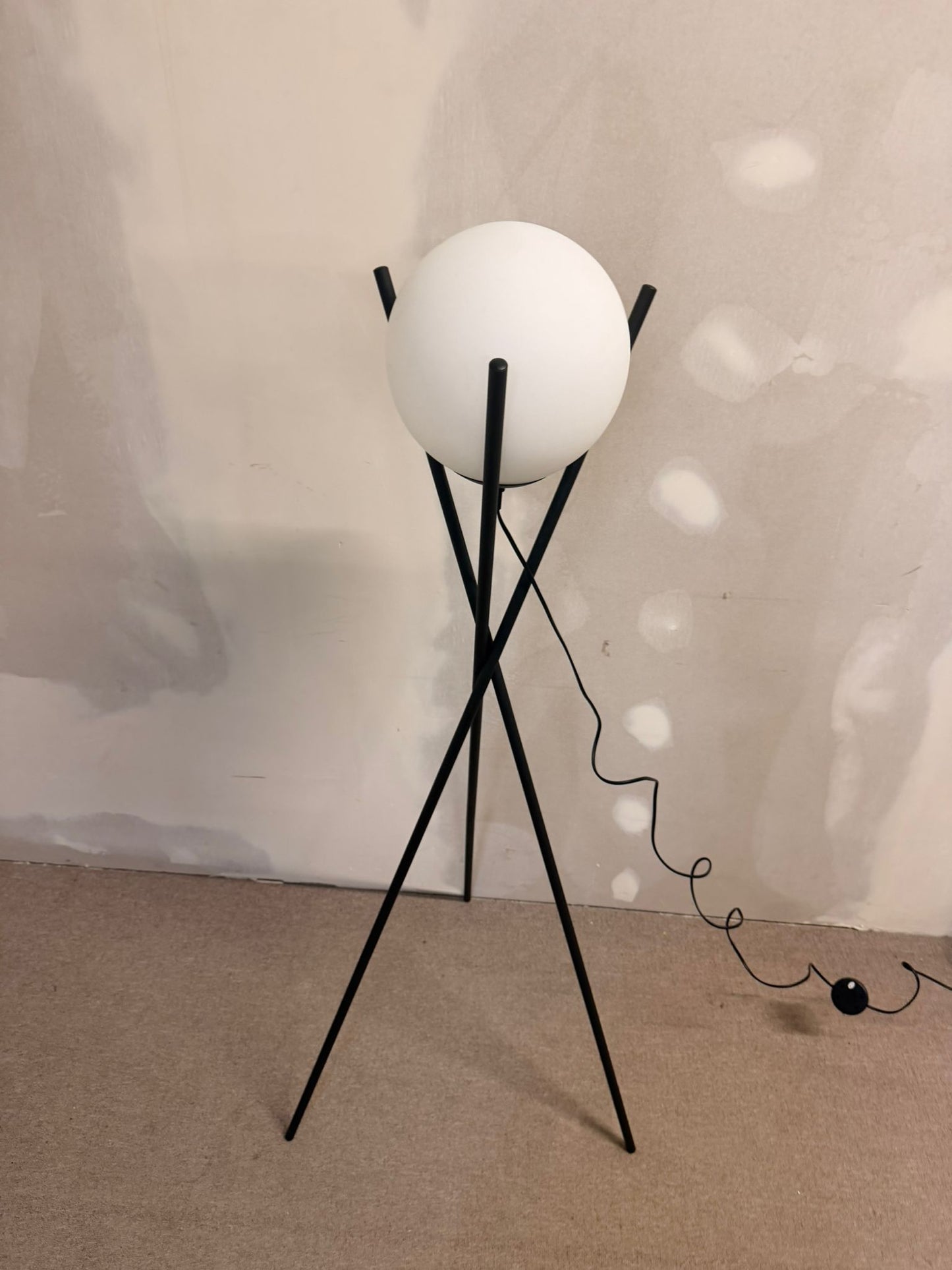 Stylische dreibein Stehlampe mit Glaskugel und Metallständer