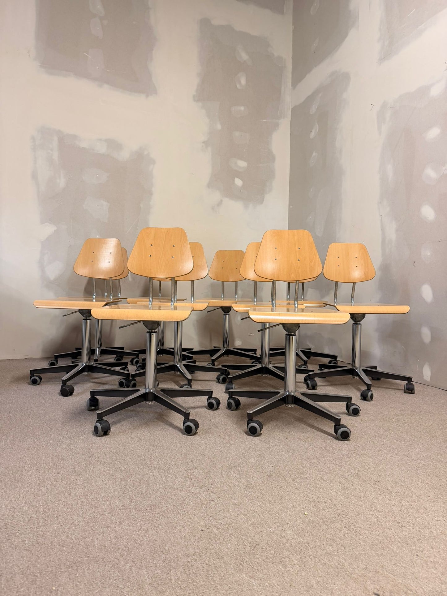 Schweizer Atelier Embru Schulstuhl Bürostuhl mit Rollen 38x