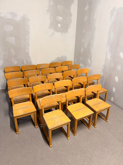 Stabile Kinderstühle aus Holz, ideal für Kindergarten/Krippe